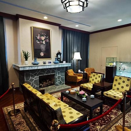 The Grand Hotel Taipei Dış mekan fotoğraf The living room of the villa