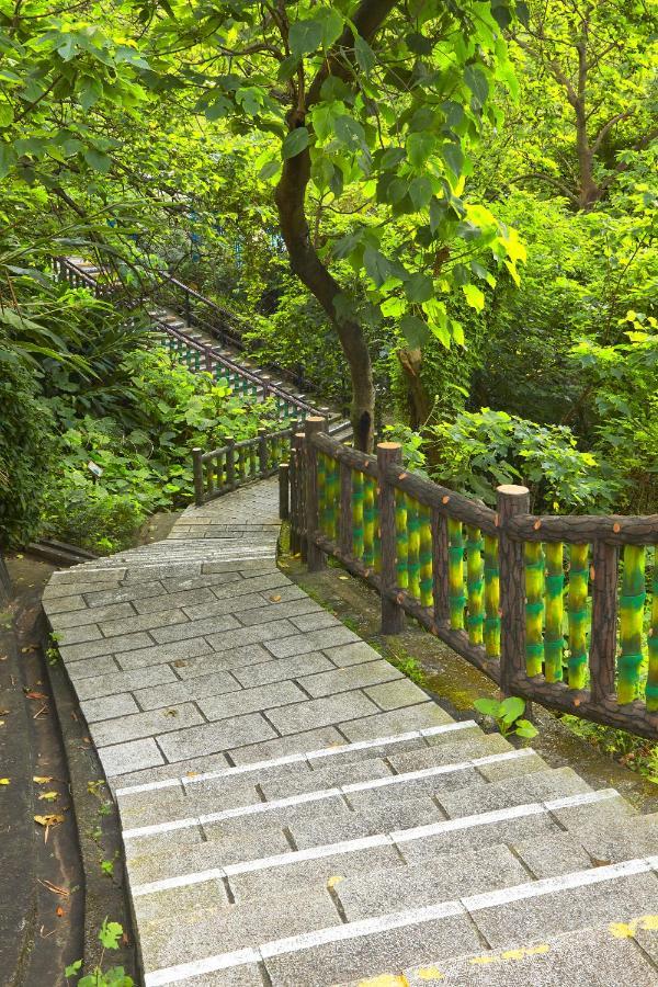 The Grand Hotel Taipei Dış mekan fotoğraf The path to the temple