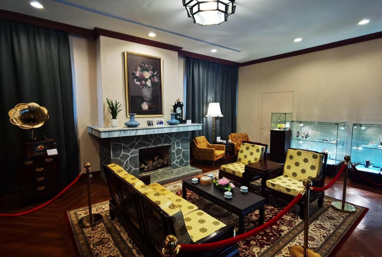 The Grand Hotel Taipei Dış mekan fotoğraf The living room of the villa