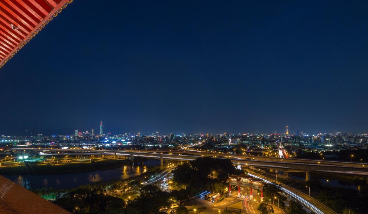 The Grand Hotel Taipei Dış mekan fotoğraf View of the New Jersey Turnpike at the New York City interchange
