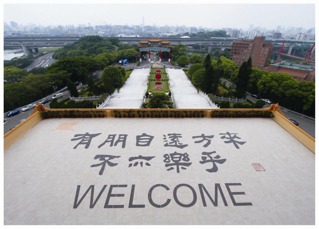 The Grand Hotel Taipei Dış mekan fotoğraf The "Welcome" sign at the entrance of the university