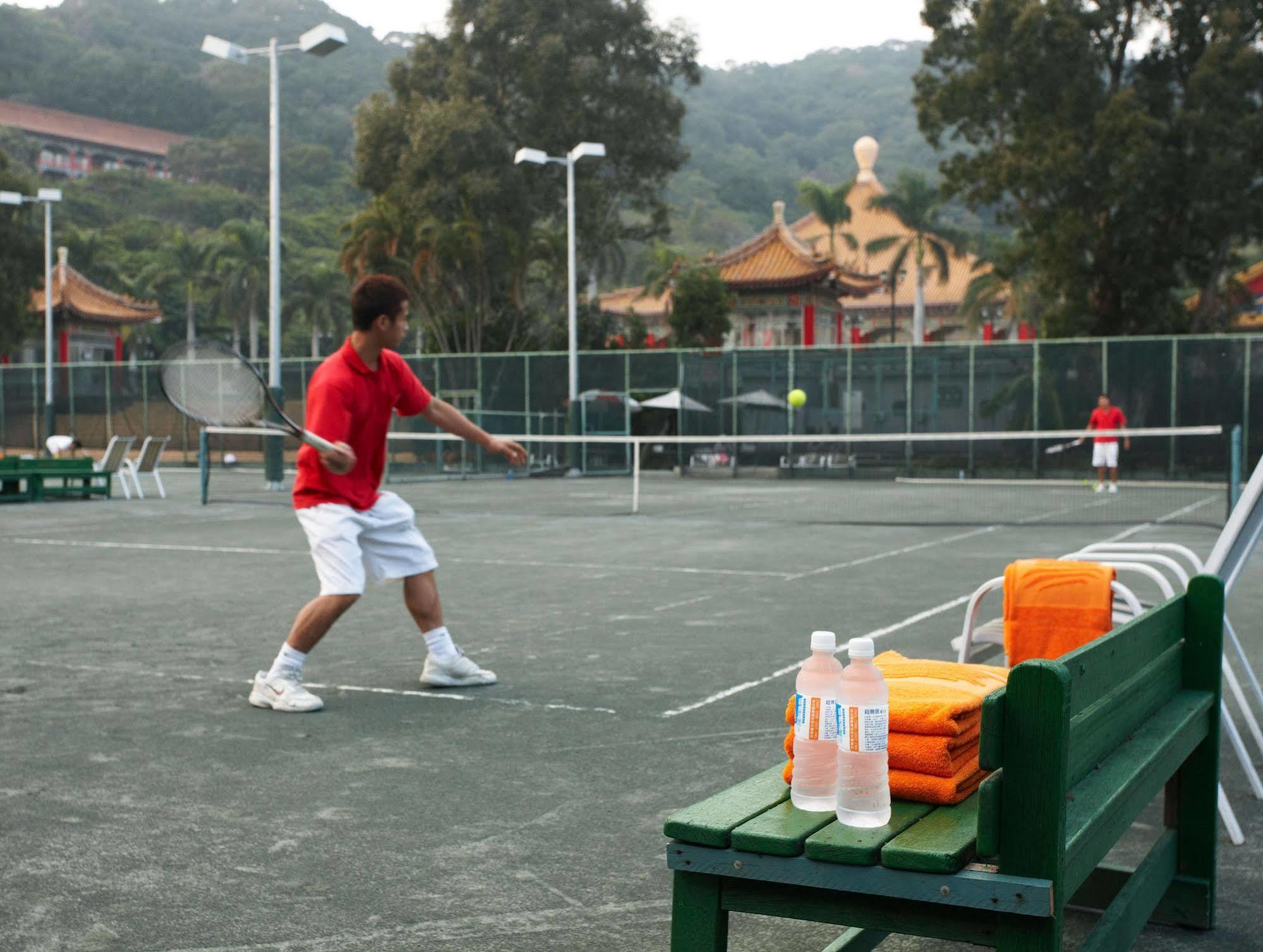 The Grand Hotel Taipei Dış mekan fotoğraf Tennis player at the La Jolla Country Club