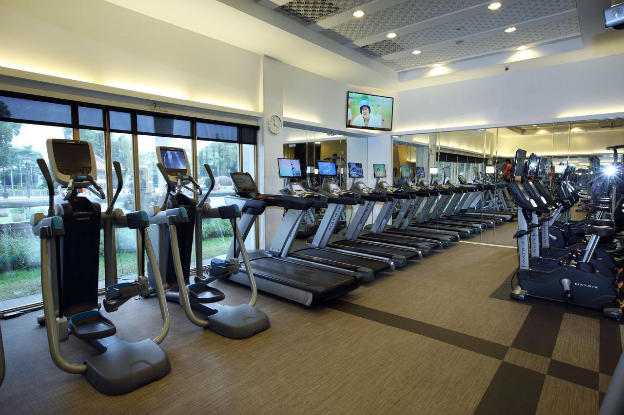 The Grand Hotel Taipei Dış mekan fotoğraf The gym at the hotel