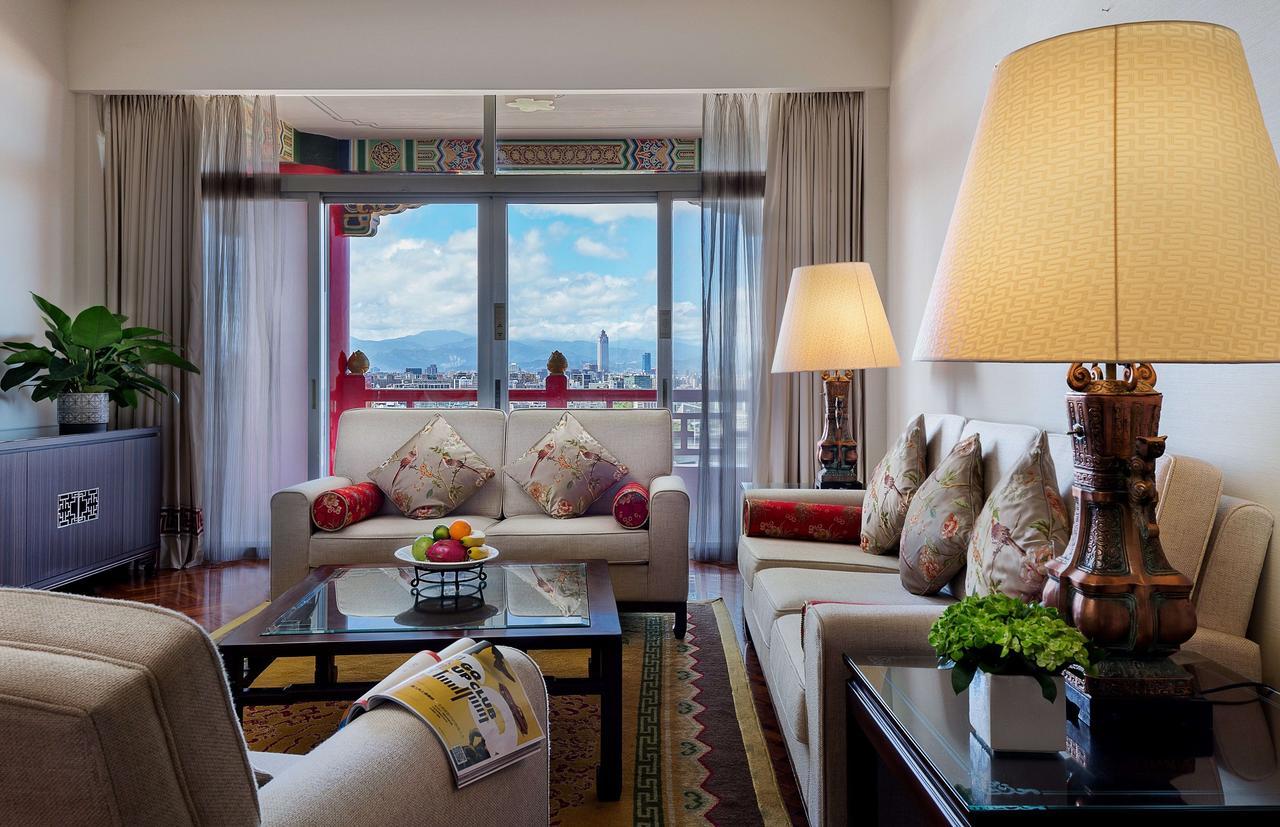 The Grand Hotel Taipei Dış mekan fotoğraf A living room in a suite at the Mandarin Oriental, Beijing