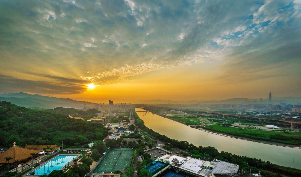 The Grand Hotel Taipei Dış mekan fotoğraf Sunset over the river