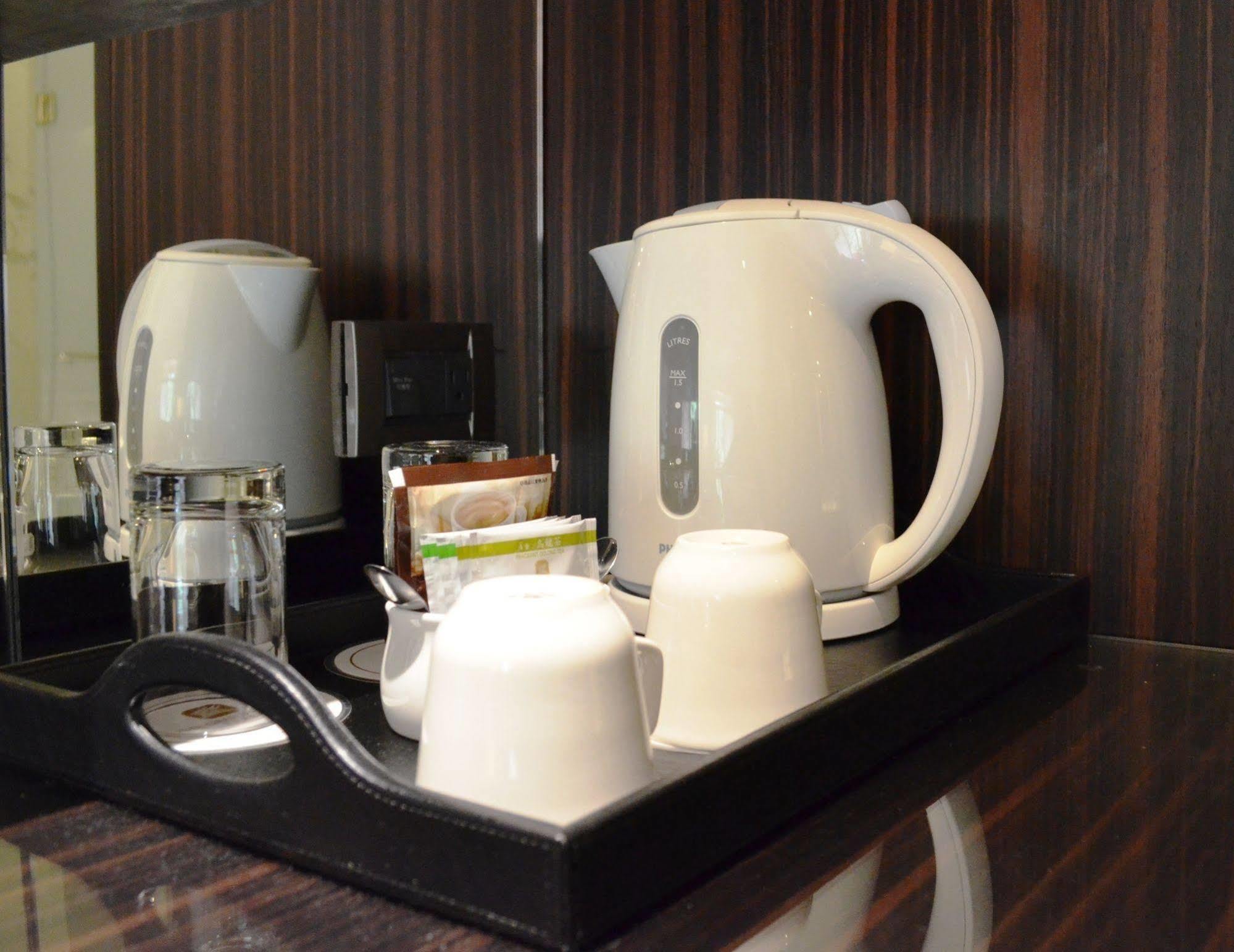 The Grand Hotel Taipei Dış mekan fotoğraf A kettle in a hotel room