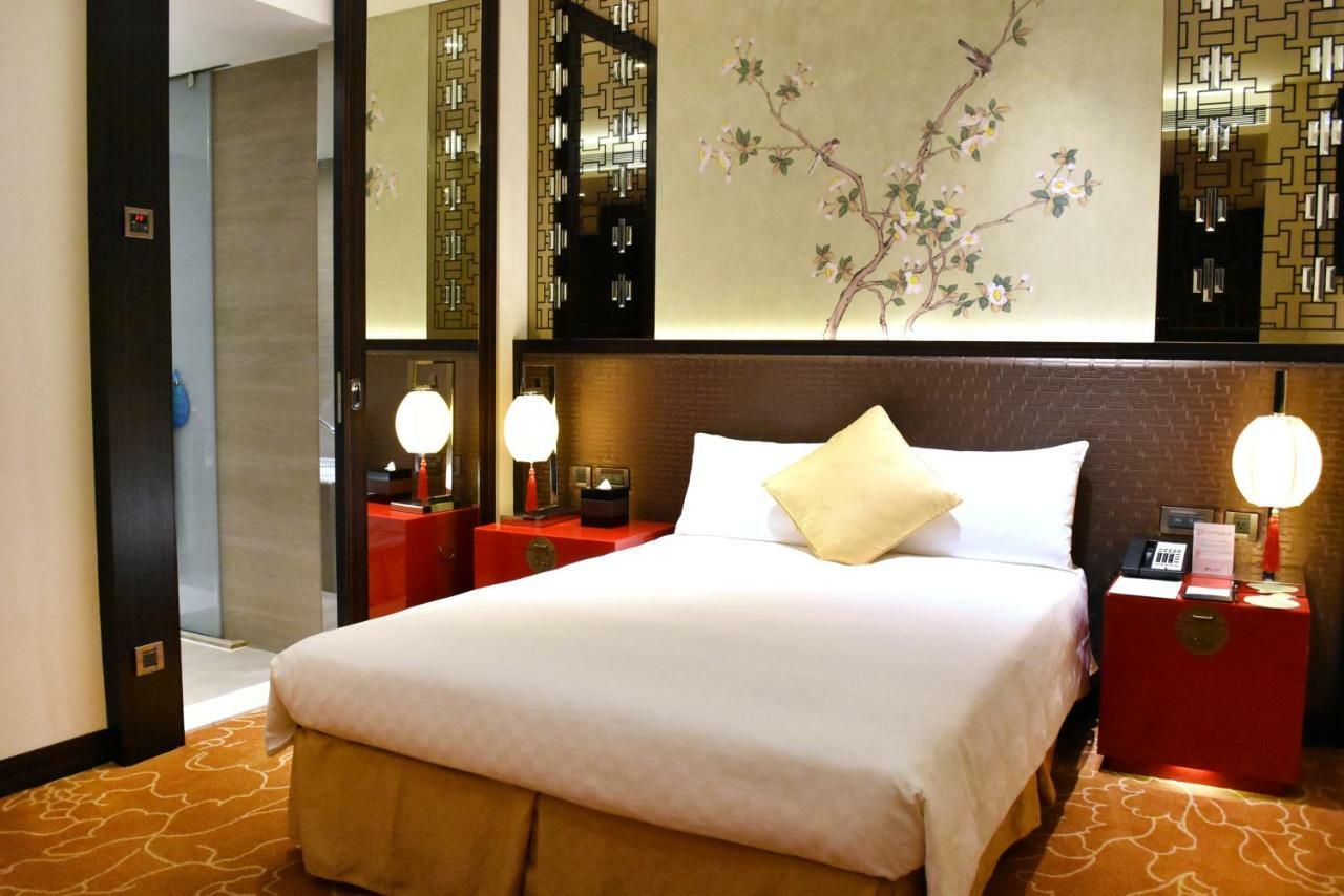 The Grand Hotel Taipei Dış mekan fotoğraf A room at the Mandarin Oriental, Hong Kong