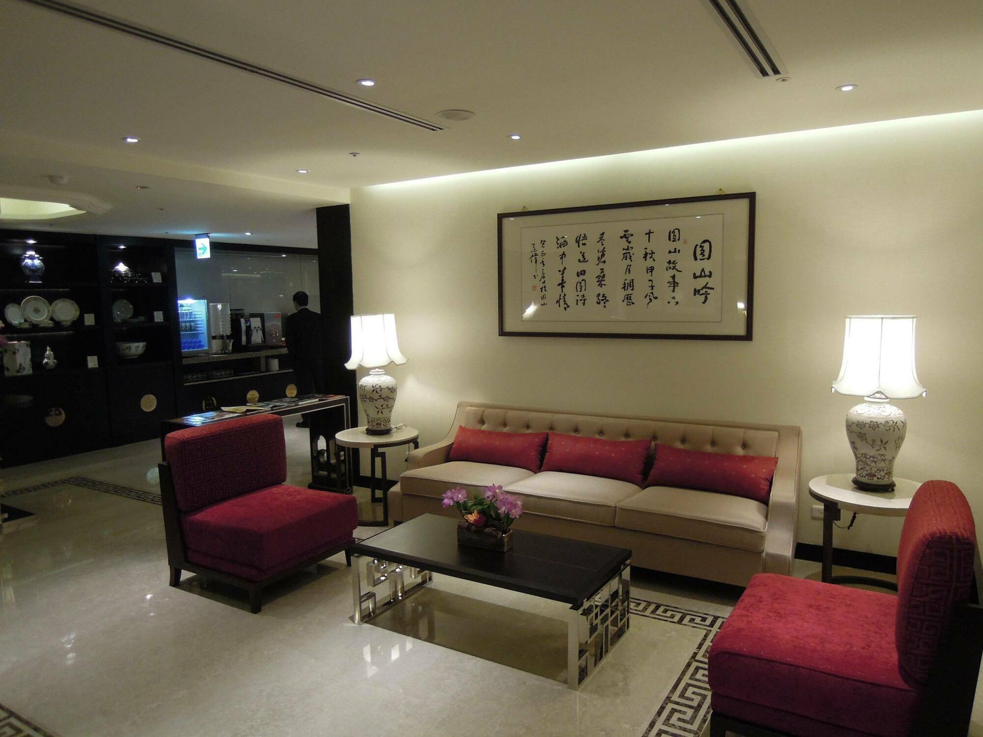 The Grand Hotel Taipei Dış mekan fotoğraf The lobby of the hotel