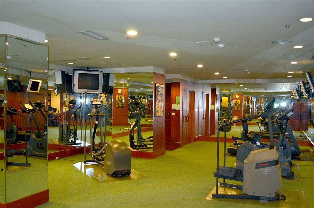 The Grand Hotel Taipei Dış mekan fotoğraf The gym at the hotel
