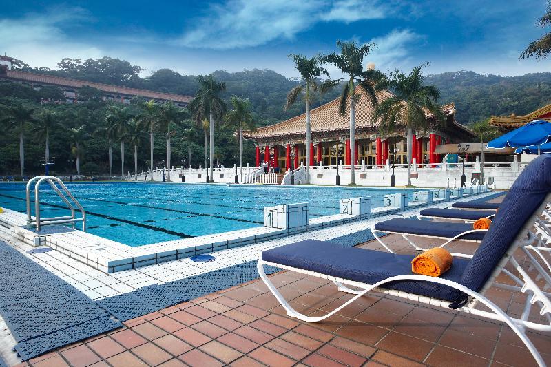 The Grand Hotel Taipei Dış mekan fotoğraf The swimming pool at the Hong Kong Country Club