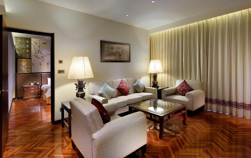 The Grand Hotel Taipei Dış mekan fotoğraf A living room in a suite at the Taj Mahal Palace, Mumbai